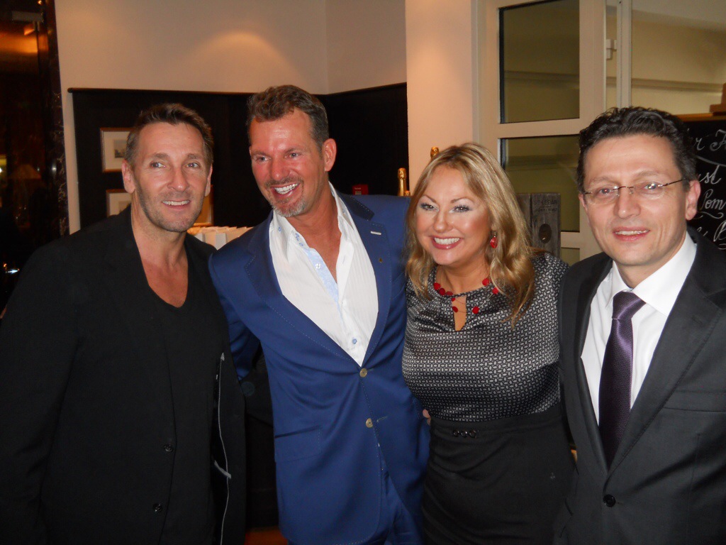 Zu Gast beim After-Ball-Frühstück: Mark Keller (Dr. Kahnweiler aus "Der Bergdoktor"), Sänger Mark Delano und Corinna Schneider (Marketing BMW Karl & Co. Wiesbaden) mit dem neuen Nassauer Hof-Direktor Thorsten Sander