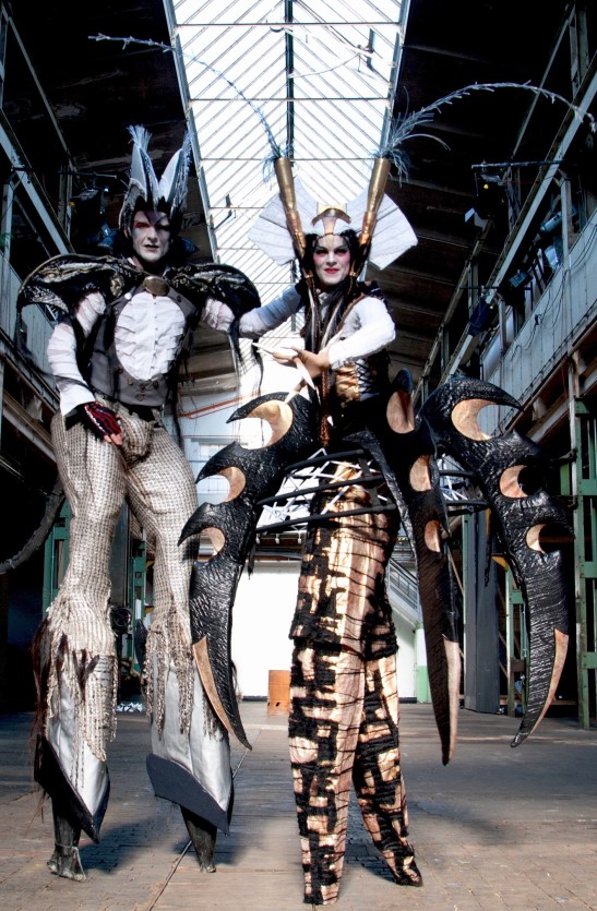 Straßen-Künstler gehören einfach dazu. Hier fururistische Stelzenläufer Foto: Galgé