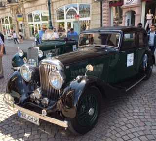  Auf dem Schlossplatz sammelten sich heute die Teams und ihre Wagen Hier: Ein Bentley 4 1/4 Parkward Light Sports Saloon Baujahr 1938 mit 125 PS