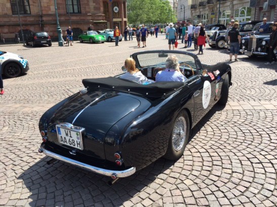 James Bond hätte er gefallen: Der Aston Martin in der Heckansicht