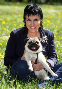 Uschi Ackermann und ihr Mops Henry sind Botschafter der Vita Assistenzhunde e.V. - jetzt will sie ihre Edel-Flakons spenden