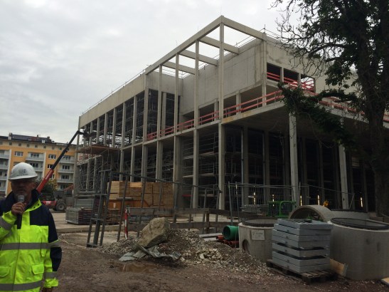 Henning Wossidlo erklärte die Baustelle. Hier: Die künftige Halle 2