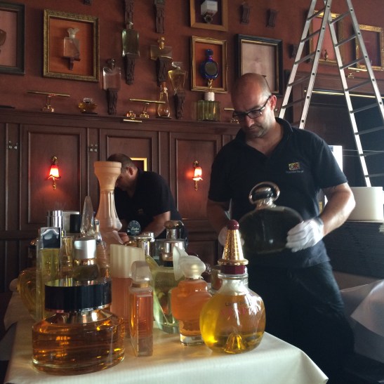 Mit Handschuhen wurden die Flakons aufgereiht