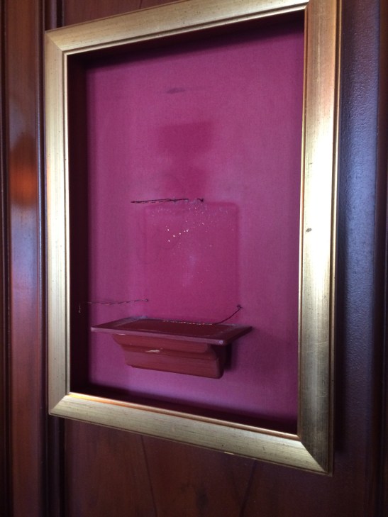 Nach dem Flakon-Abbau bleiben die leeren Rahmen im Salon zurück. Die Flakons waren mit Drähten auf ihren Sockeln fixiert