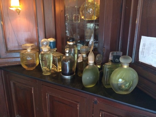 Reihenweise wurden die Flakons aus den Rahmen montiert und vor dem Verpacken aufgestellt