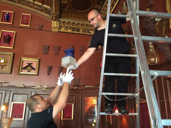 Jan Zießler (43,l.) und Jörg Leitner (43) von der Spezial-Spedition beim Abbau der Edel-Flakons im Kurhaus: 