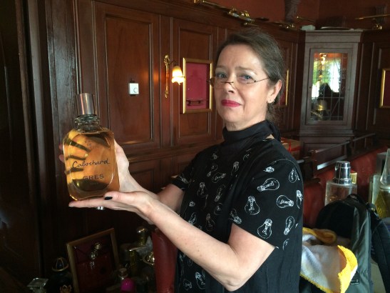 Wiesbaderin Almut Barth (64)  spendete drei Flakons zusätzlich für die Benefiz-Versteigerung