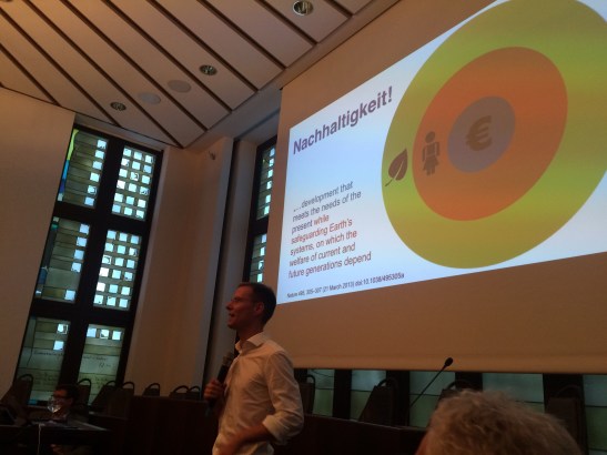 Zum Schluss erzählte Niebert die Geschichte der Lachse