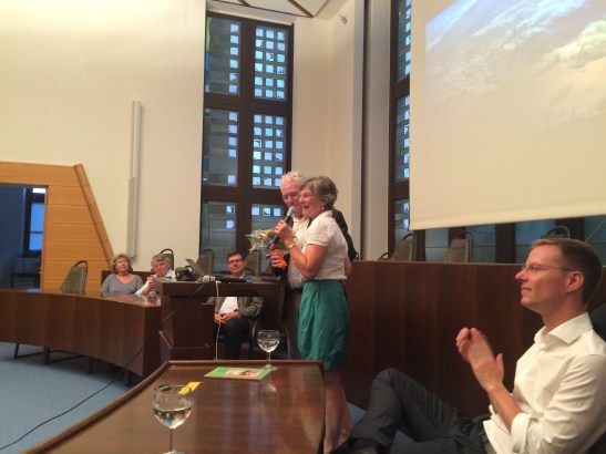 Für Hartmut Boger gab's zum Abschied Blumen von der ehemaligen vhs-Vorsitzenden Margarethe Goldmann