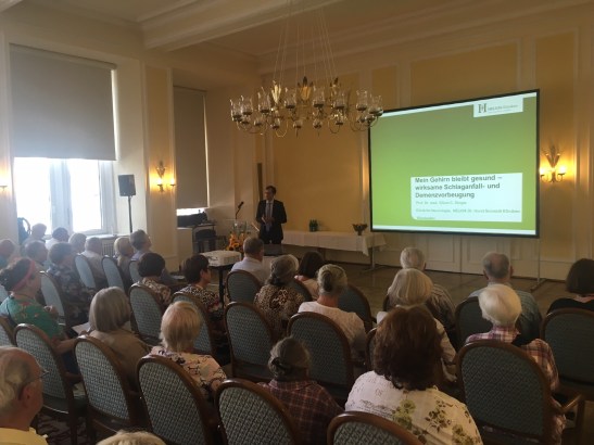 Jede Menge Vorträge stehen auf dem Programm. Gut besucht: ein Vortrag zum Thema Schlaganfall-Vorsorge