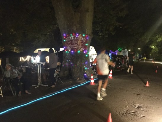 An der Strecke warteten Getränke, Essen und moralische Unterstützung auf die müden Läufer