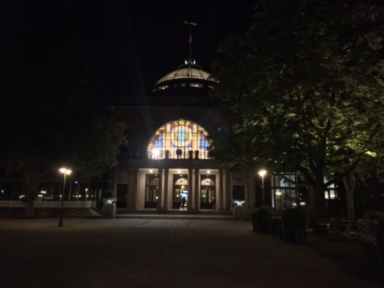 Zauberhaft: Blick auf das Kurhaus von der Laufstrecke