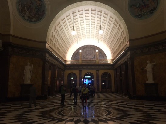 Schöner Heimweg für die Läufer: Durch das Foyer des Kurhauses