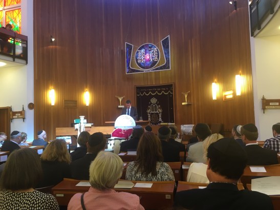 Oberbürgermeister Sven Gerich (SPD) überbrachte Jubiläums-Wünsche und eine Baumspende