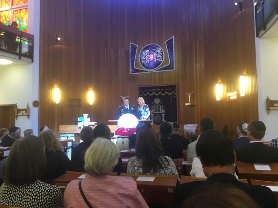 Colonel Todd J. Fish, Garnisonskommandeur der US-Army in Wiesbaden, dankte (mit Dolmetscherin) für die gute Zusammenarbeit