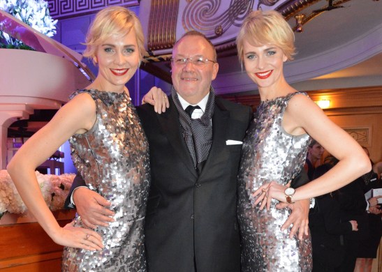 Die Werbe-Zwillinge Julia und Nina Meise mit Ball-Organisator Erhard Priewe Foto: Svetlana Schuster