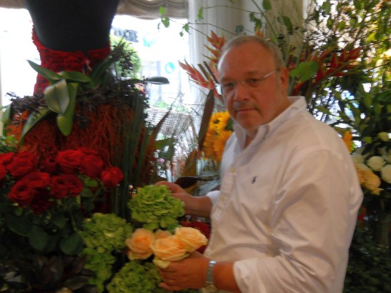 Erhard Priewe schmückt das Kurhaus mit Blumen Foto: Peter Schmidt