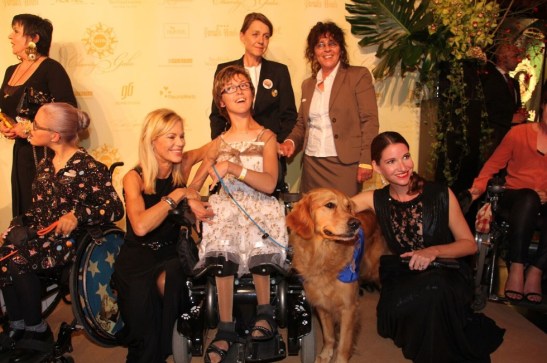 TV-Frau Nina Ruge (3.v.l.) und Schauspielerin Sophie Wepper (r.) und die eigentlichen Stars des Abends - die Helfer-Hunde mit ihren Haltern auf dem Roten Teppich Foto: Vita e.V.