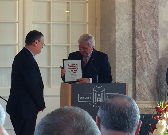 Ministerpräsident Volker Bouffier übergab Hellmut Königshaus als Geschenk eine Kachel des Ministerpräsidenten aus Höchster Porzellan 