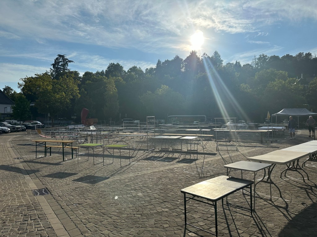 Tische stehen auf dem sonst völlig leeren Hofgartenplatz in Wiesbaden-Sonnenberg